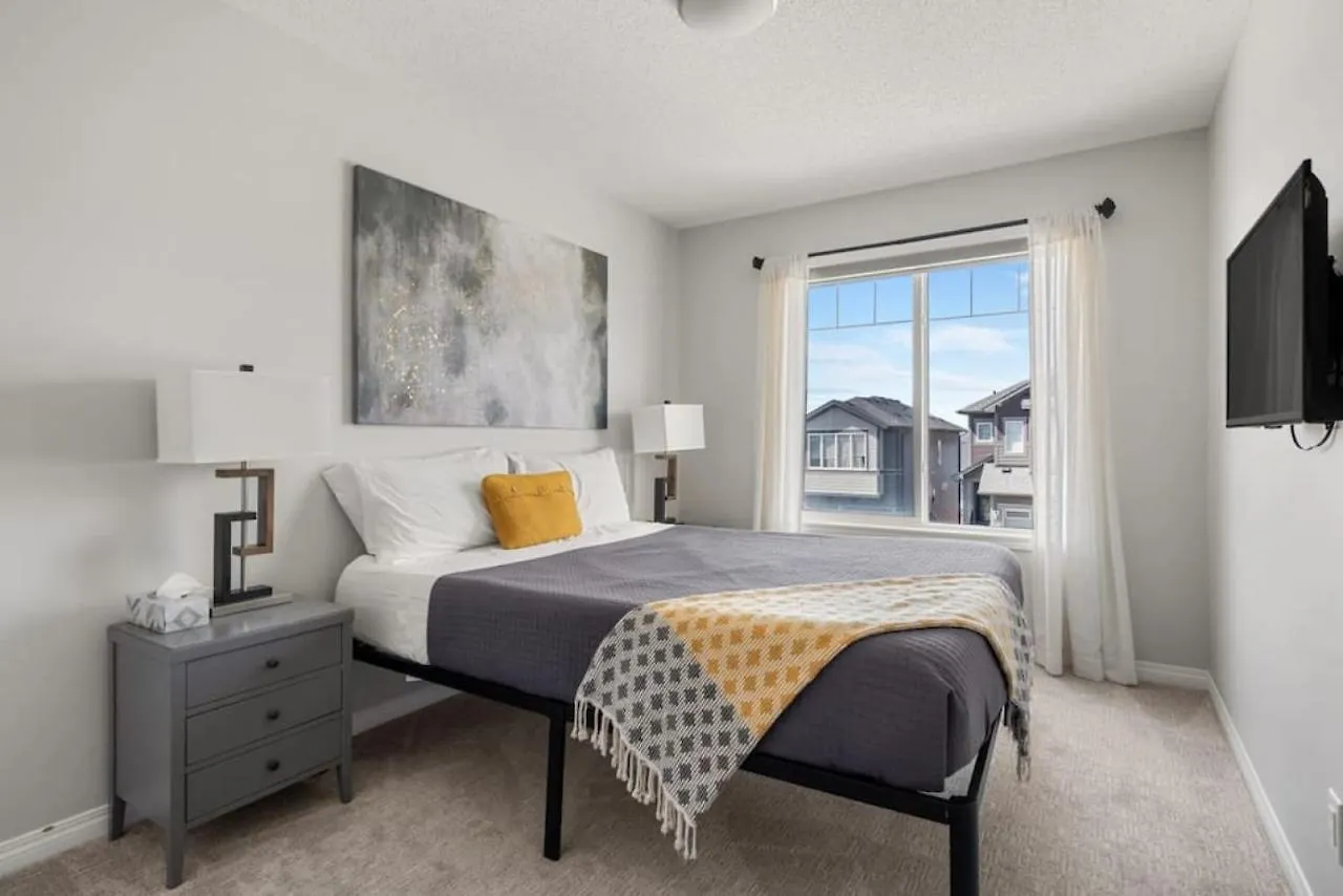 Top Rated Luxury House With Central Ac, Double Garage Parking, Free Banff Access, 5 Bedrooms & More! Balzac