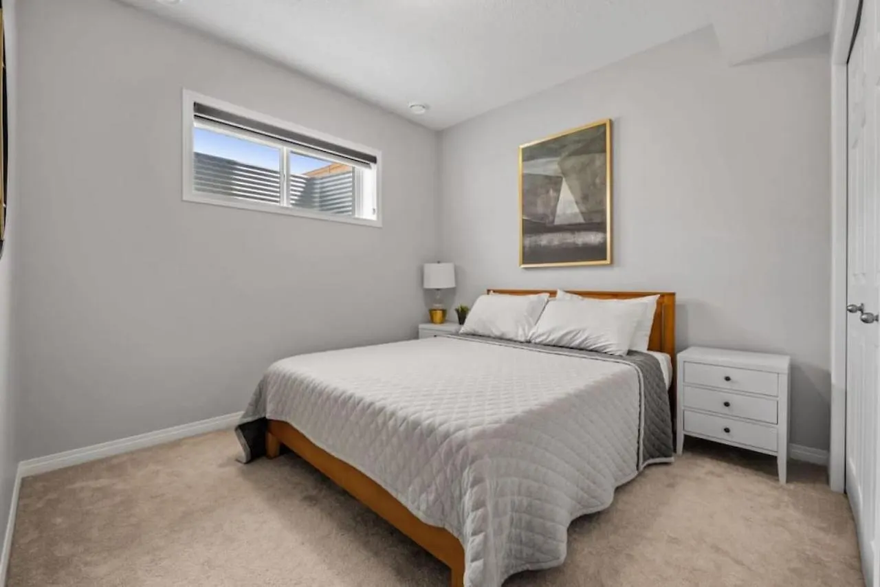Top Rated Luxury House With Central Ac, Double Garage Parking, Free Banff Access, 5 Bedrooms & More! Balzac Holiday home