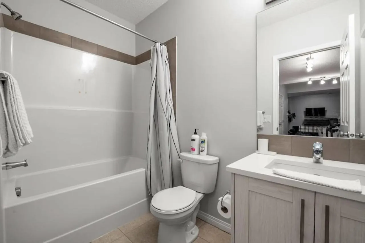 Top Rated Luxury House With Central Ac, Double Garage Parking, Free Banff Access, 5 Bedrooms & More! Balzac Holiday home