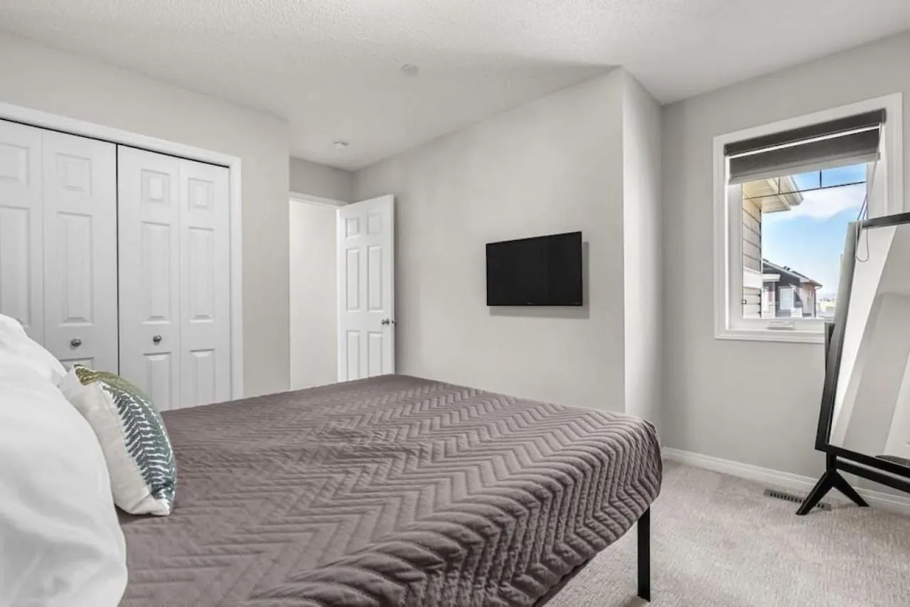 Top Rated Luxury House With Central Ac, Double Garage Parking, Free Banff Access, 5 Bedrooms & More! Balzac Canada